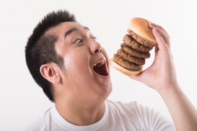 便秘の原因のひとつに暴飲暴食があります