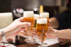 【しゃっくりの止め方】アルコールをよく飲む人はしゃっくりが出やすい！