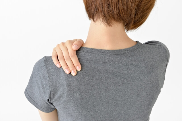 【首が痛い】寝違えが原因の時の対処方法と予防方法
