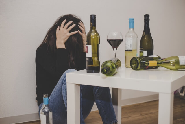 【アルコール依存症】気づいていない人が大半！アルコール依存症の症状や予防法をチック