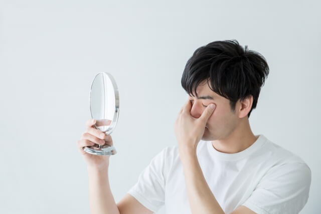 ドライアイには目の潤いが大切!ドライアイの原因と症状について
